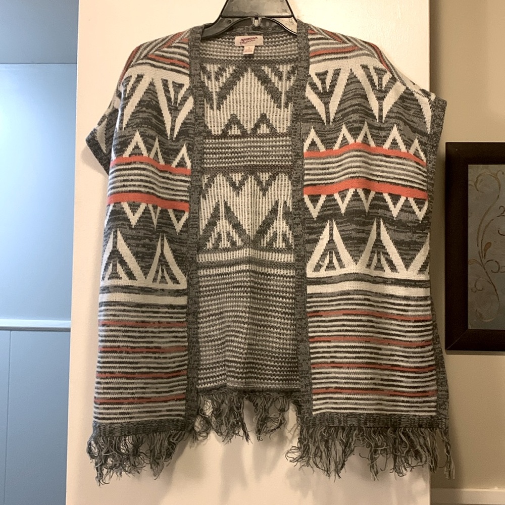 Women’s Arizona Sleeveless Cardigan. Size M. Gray/White/ Coral Aztec Print.